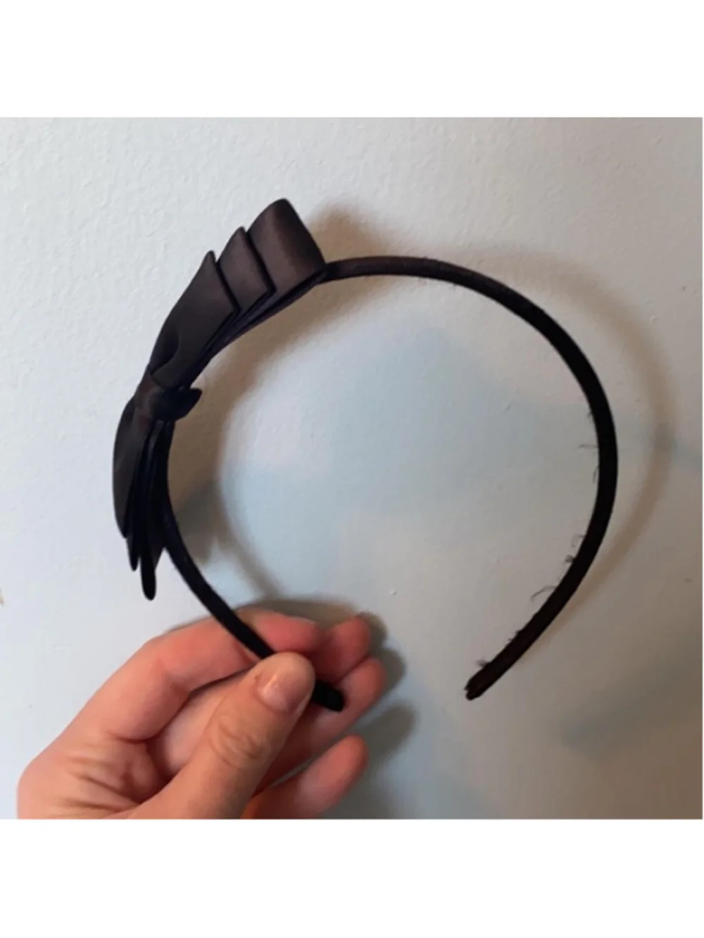 Black headband with bow 🖤🎀 // a bit frayed but not noticeable when on head